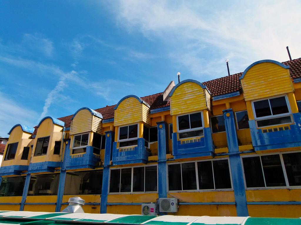 Aquarius Gay Guesthouse & Sauna Patong Bagian luar foto