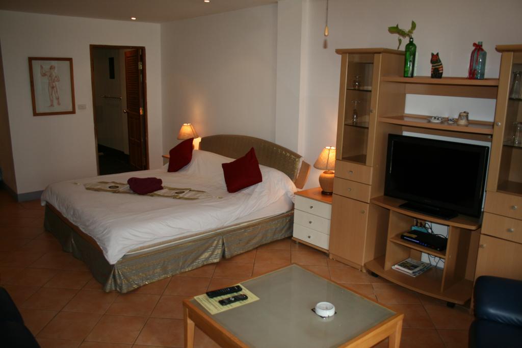 Aquarius Gay Guesthouse & Sauna Patong Bagian luar foto