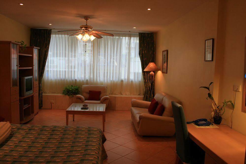 Aquarius Gay Guesthouse & Sauna Patong Bagian luar foto